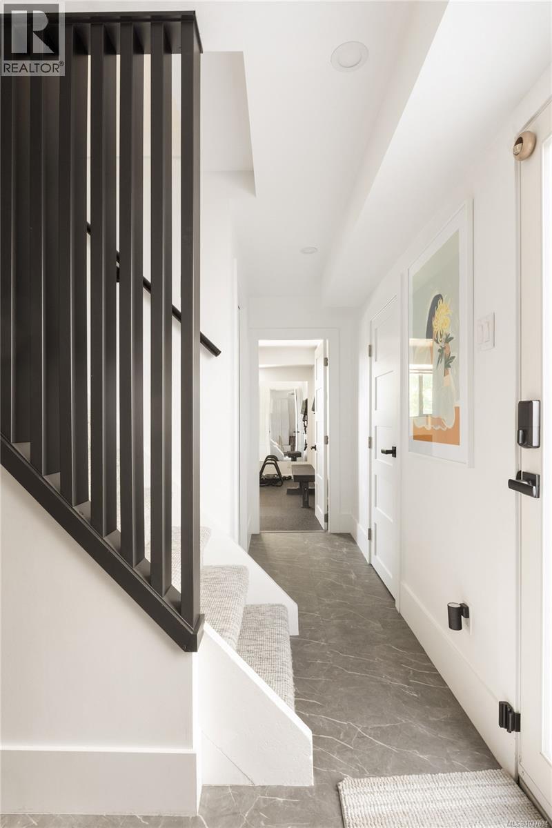 2887 Colquitz Ave - 26