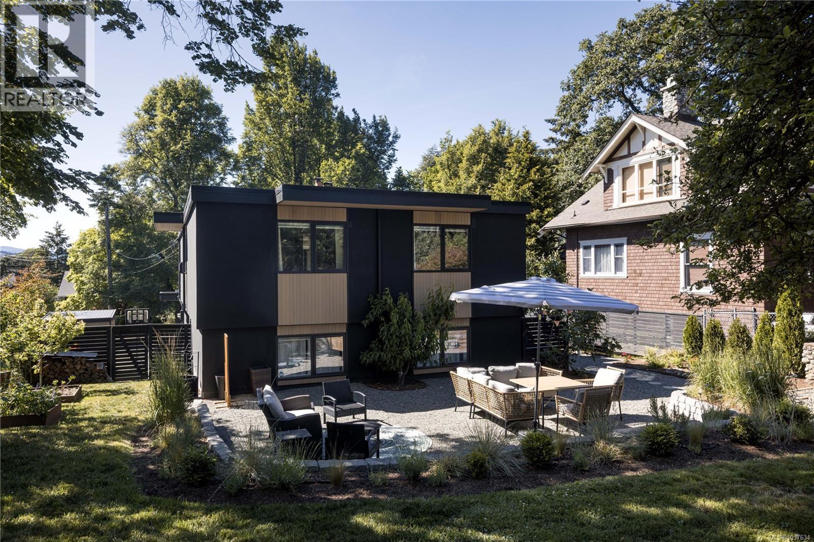 2887 Colquitz Ave - 37