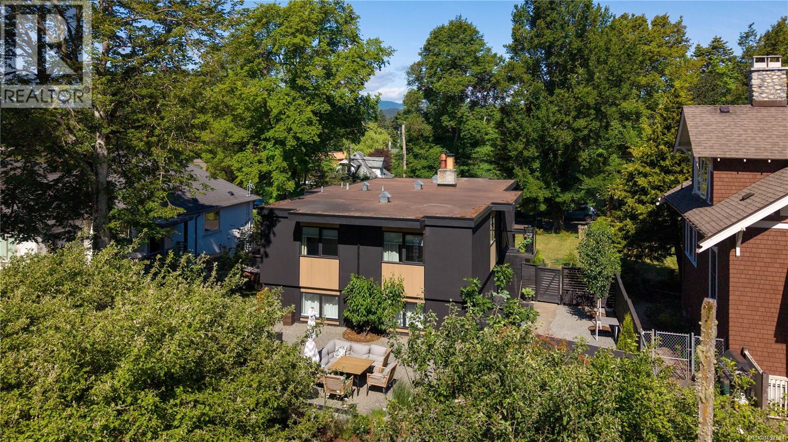 2887 Colquitz Ave - 43