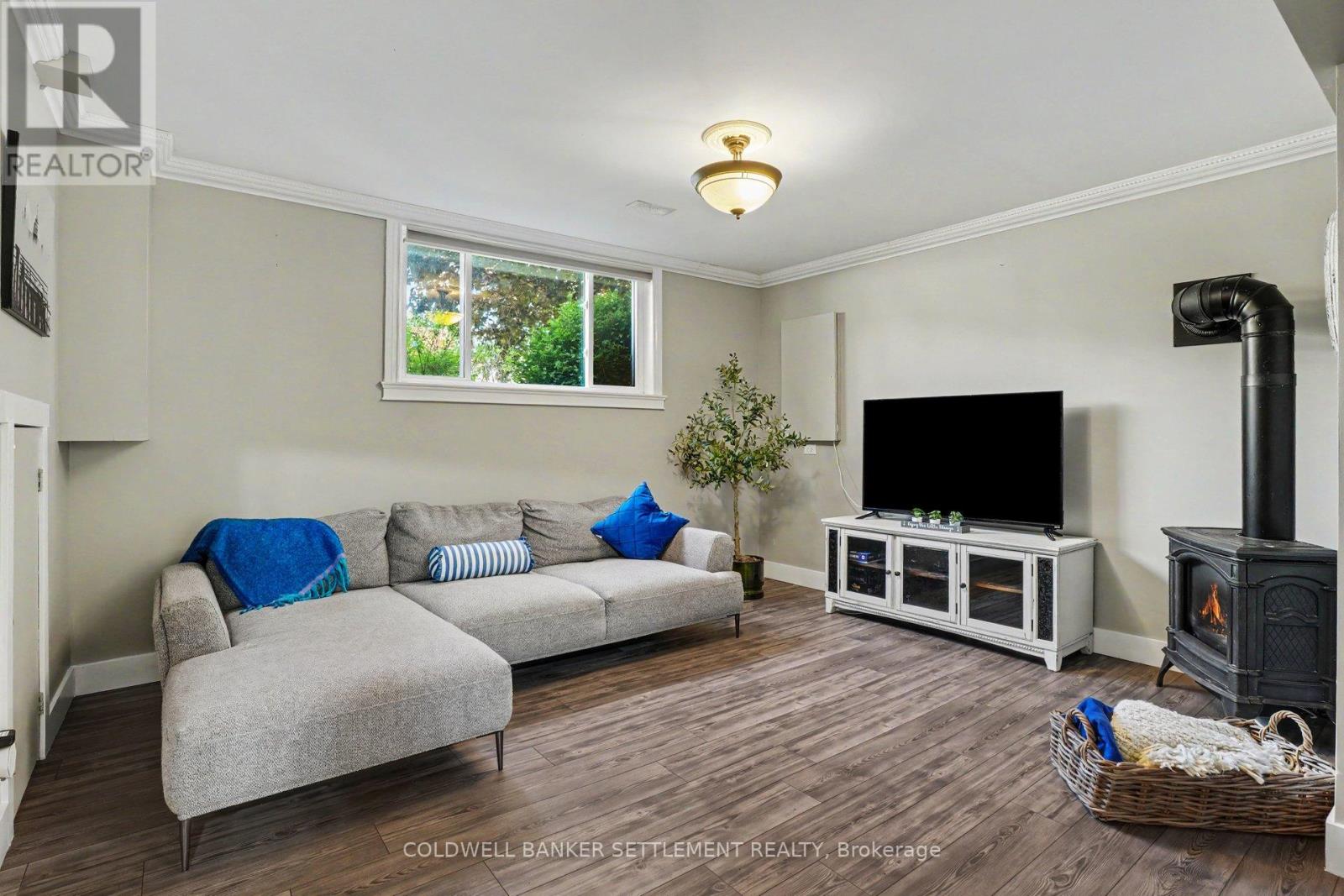 12 CORNELL CRESCENT - 22