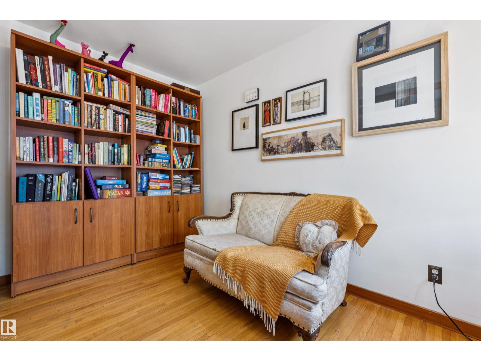 9655 87 AV NW - 19