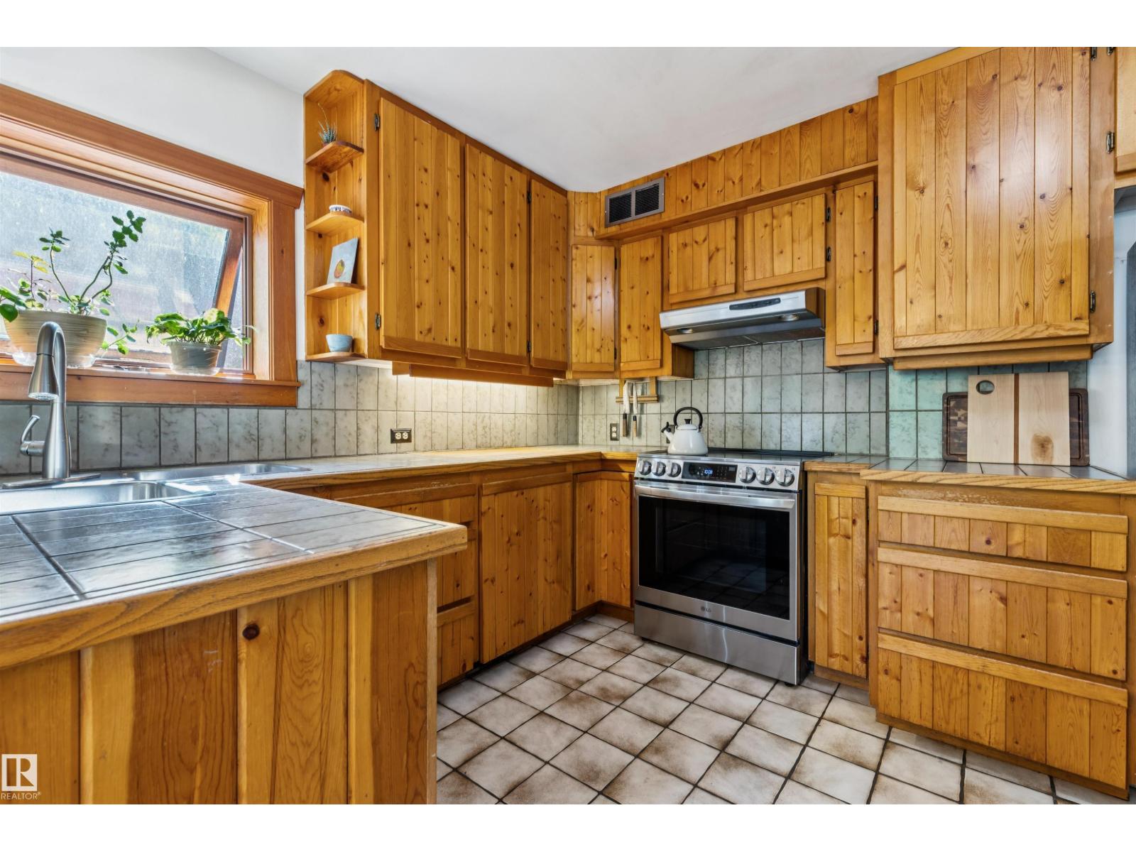 9655 87 AV NW - 22