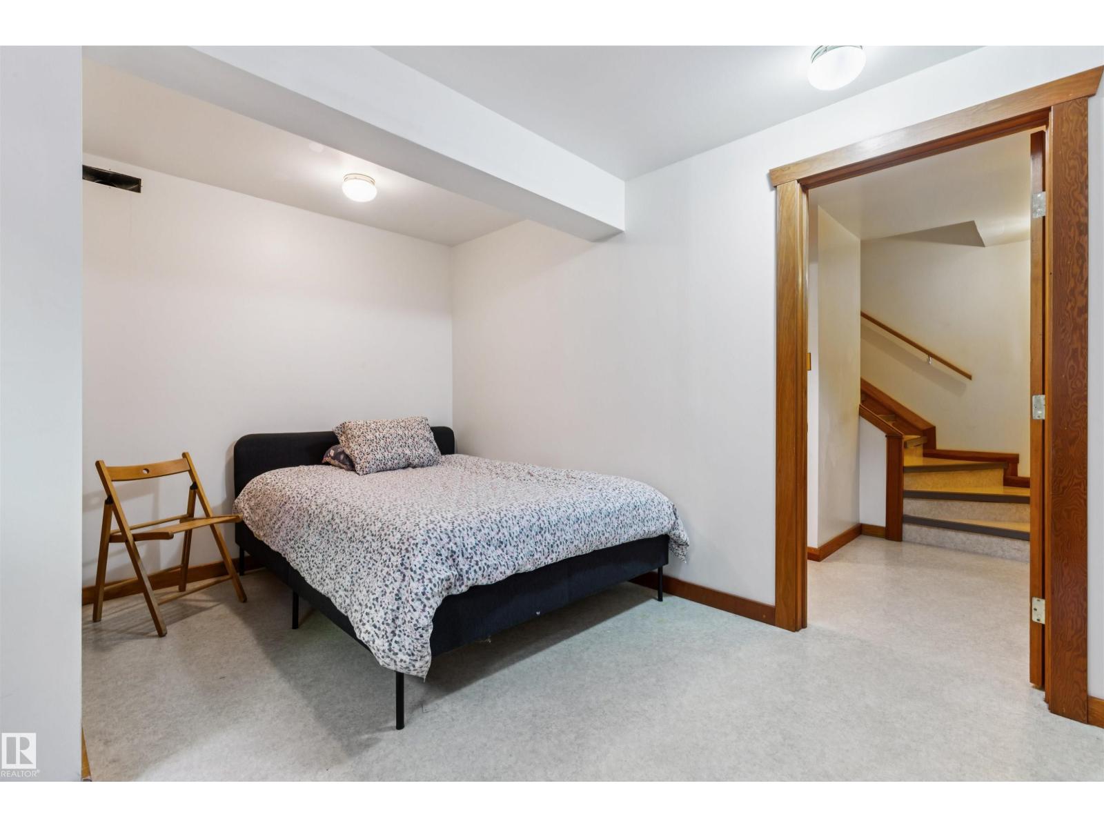 9655 87 AV NW - 41
