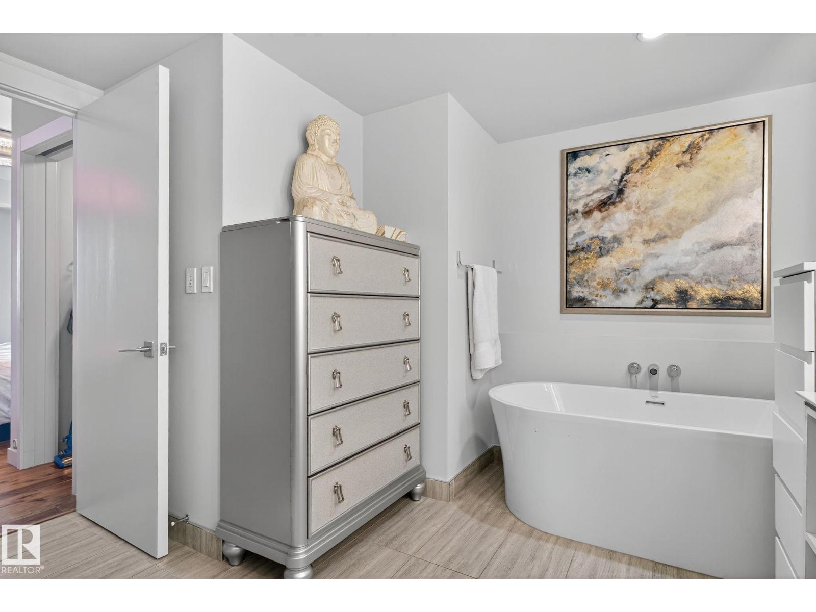 #4206 10360 102 ST NW - 27