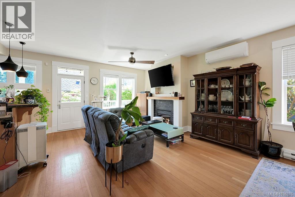 847 Carrie St - 4