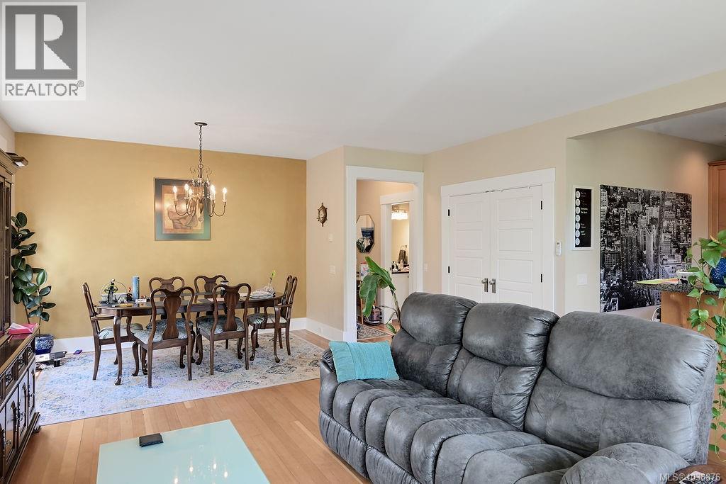 847 Carrie St - 6