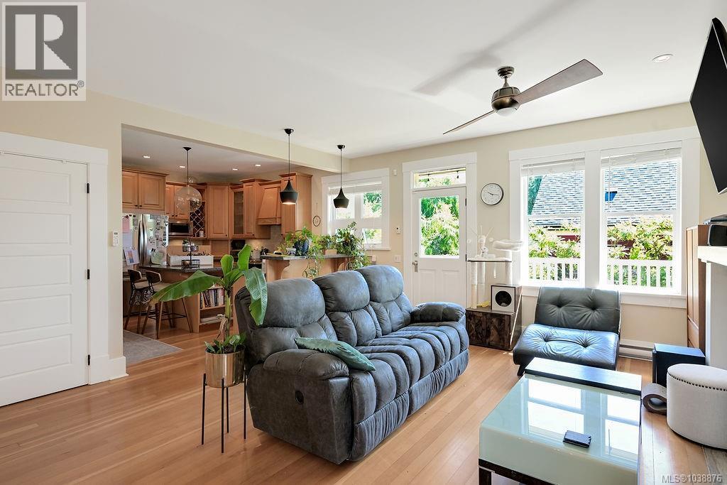 847 Carrie St - 9