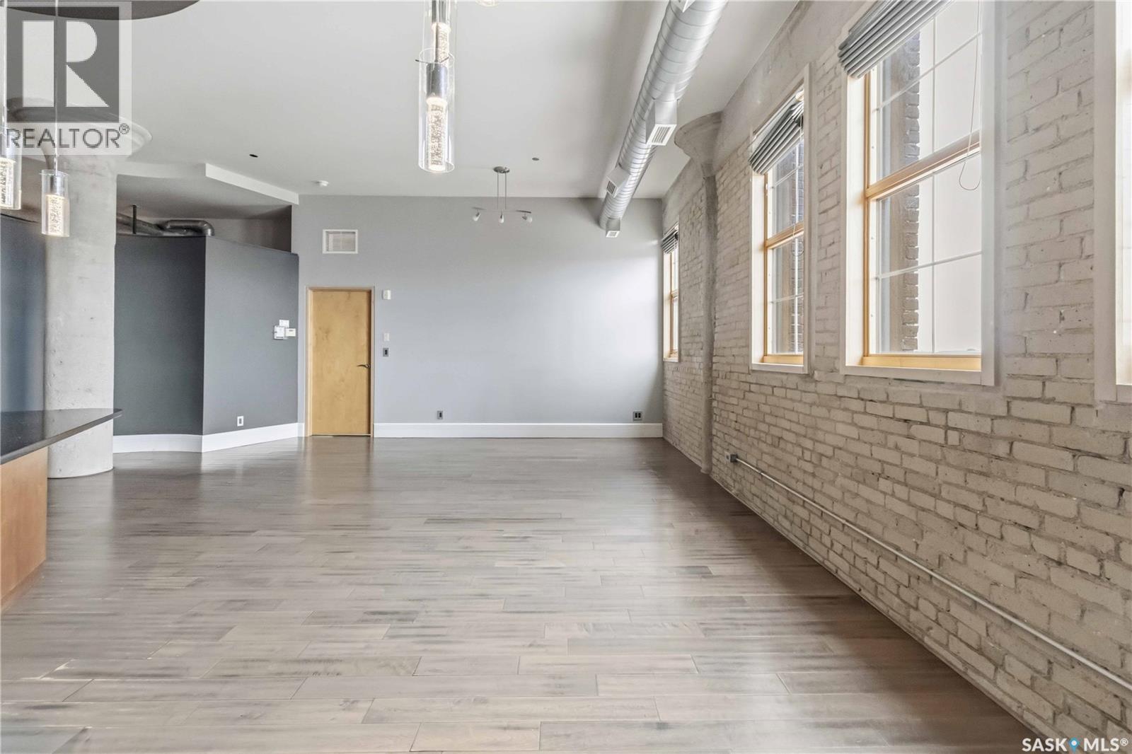 #404 73 24th STREET E - 13