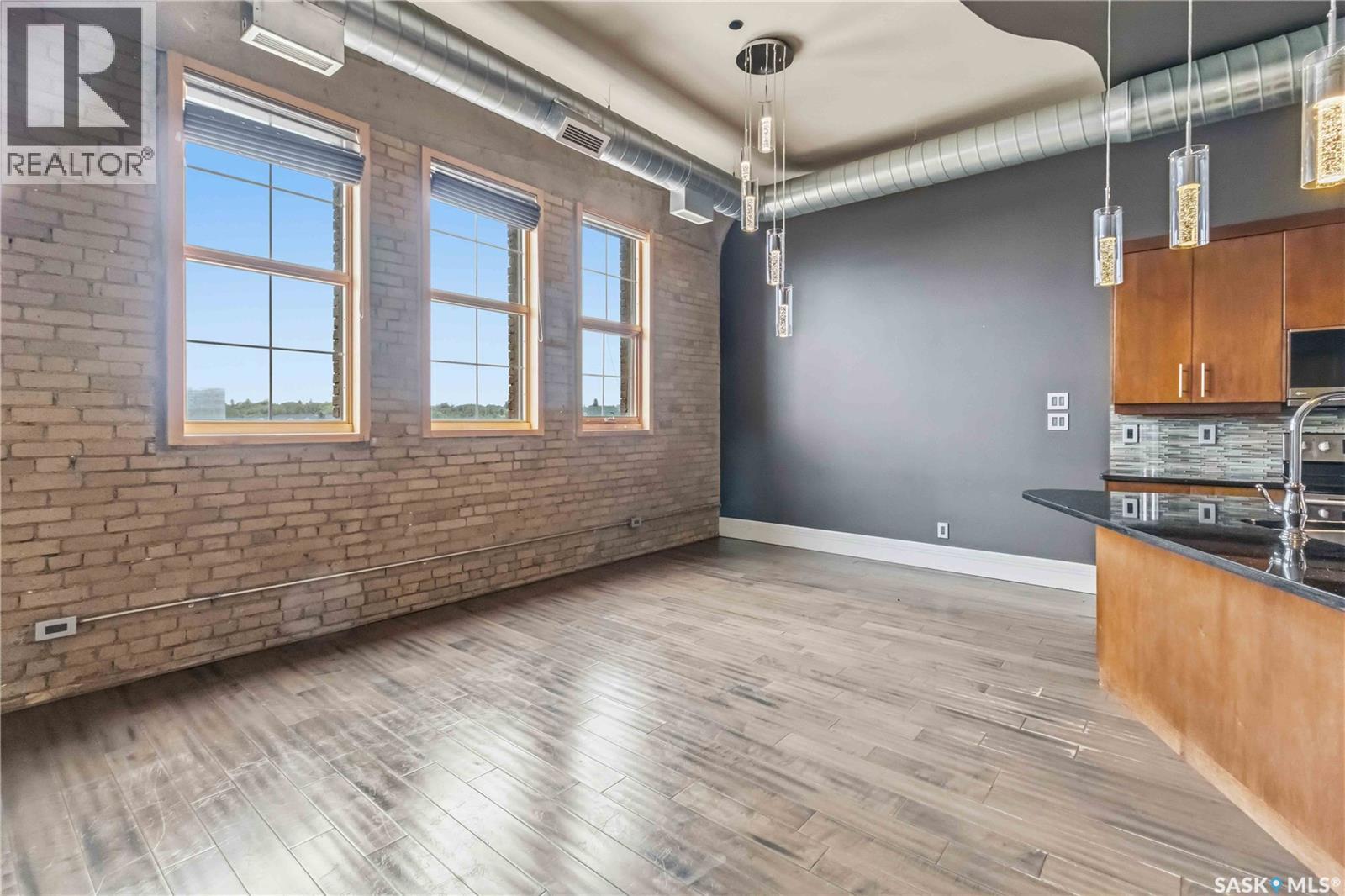 #404 73 24th STREET E - 7