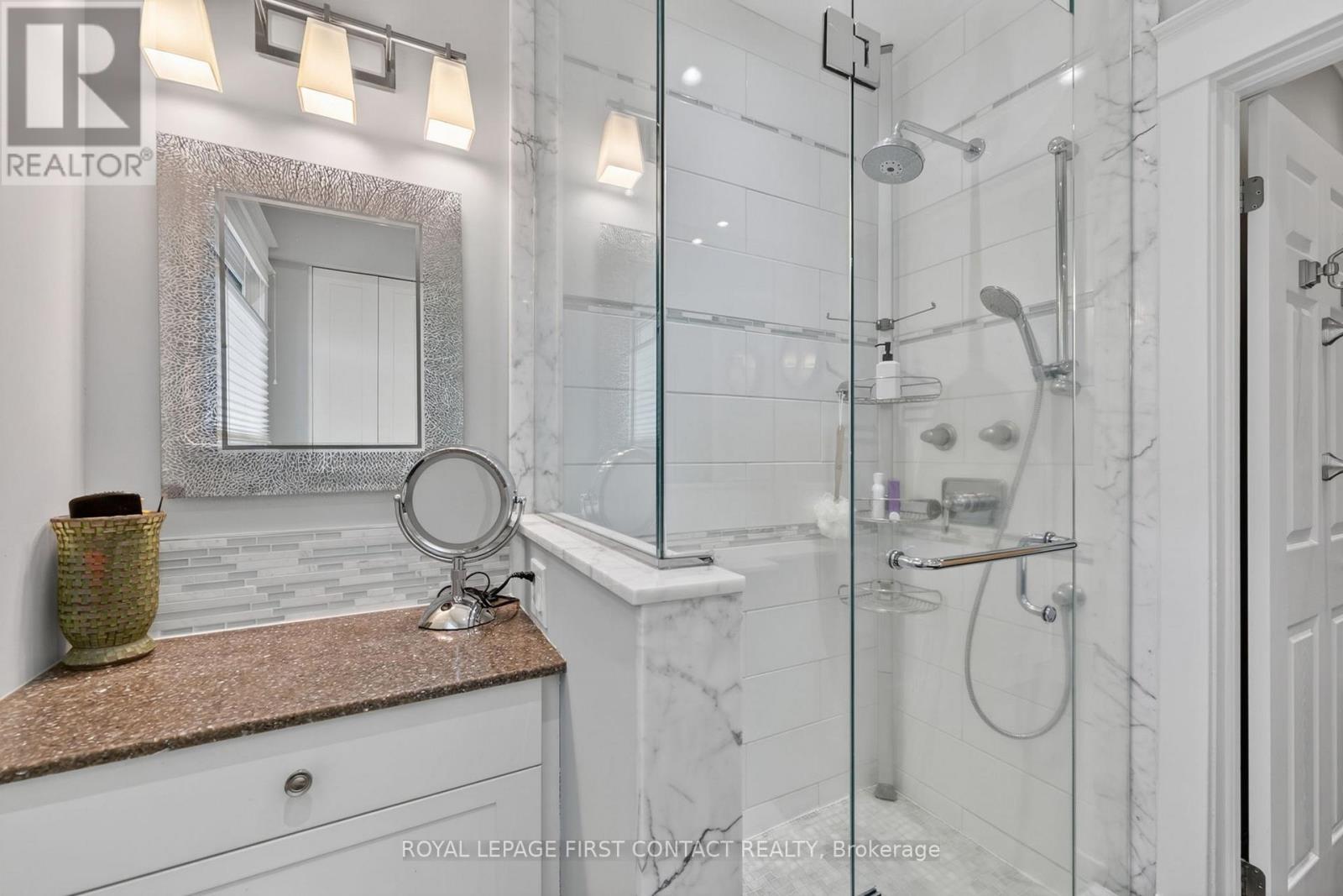 162 KEMPENFELT DRIVE - 21