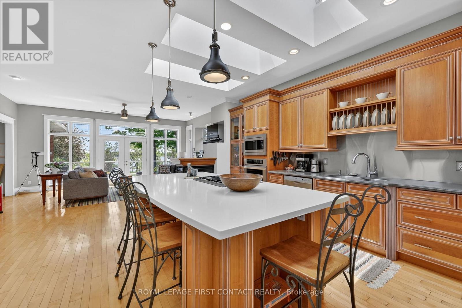162 KEMPENFELT DRIVE - 6