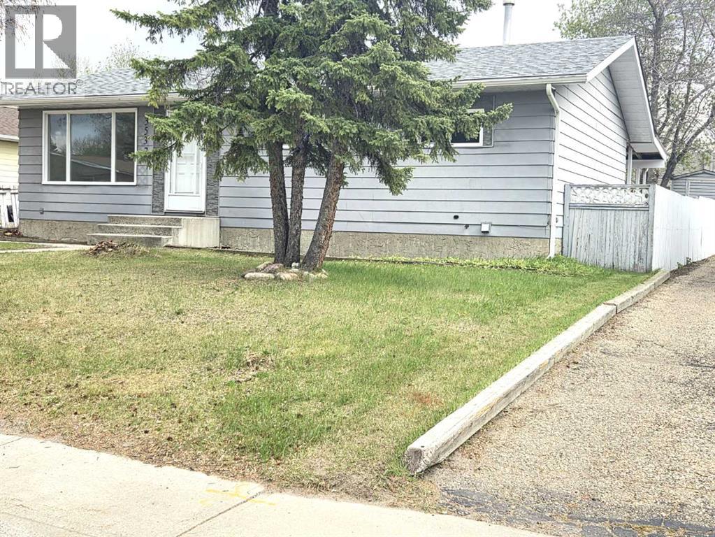 3532 50 Avenue E - 2