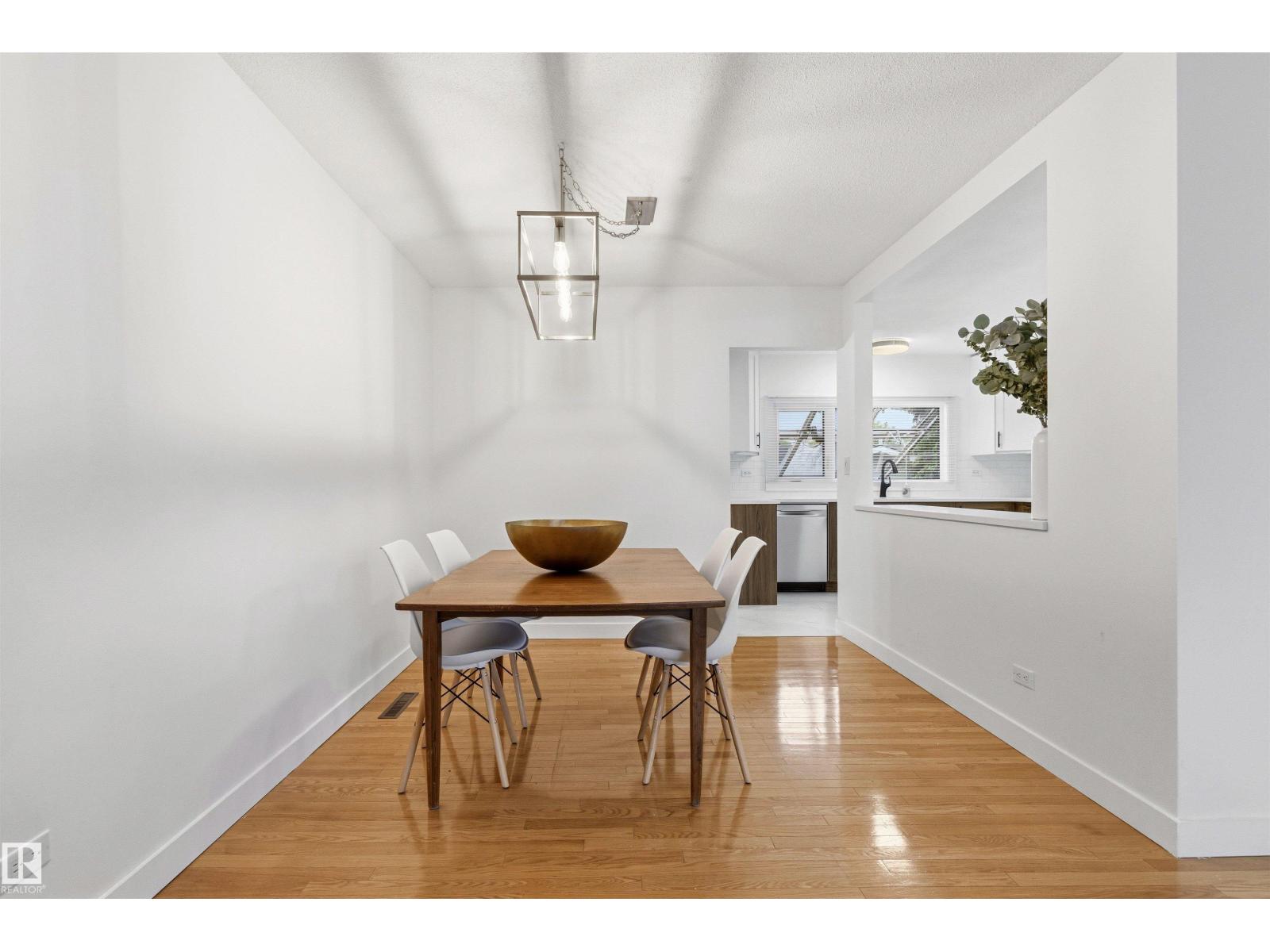 11135 49 AV NW - 17