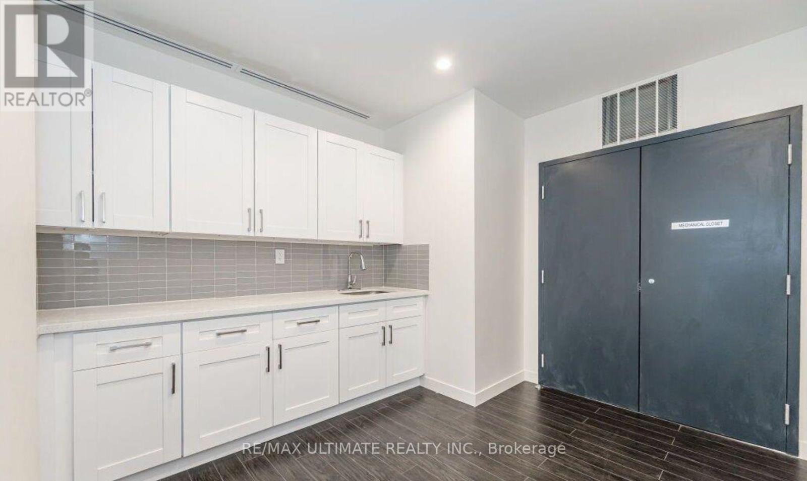 #710 128 KING STREET N - 26