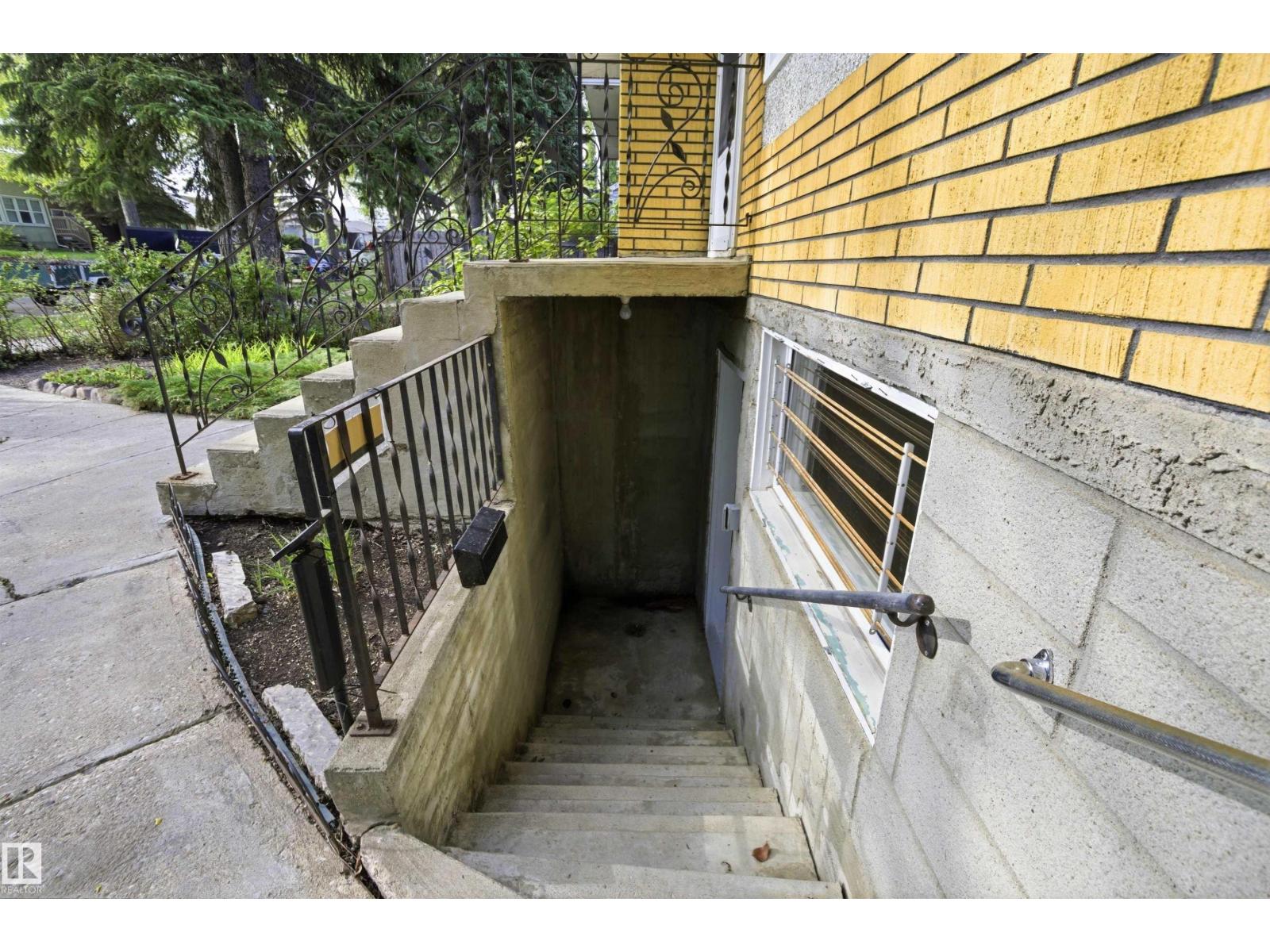 10138 74 ST NW - 4