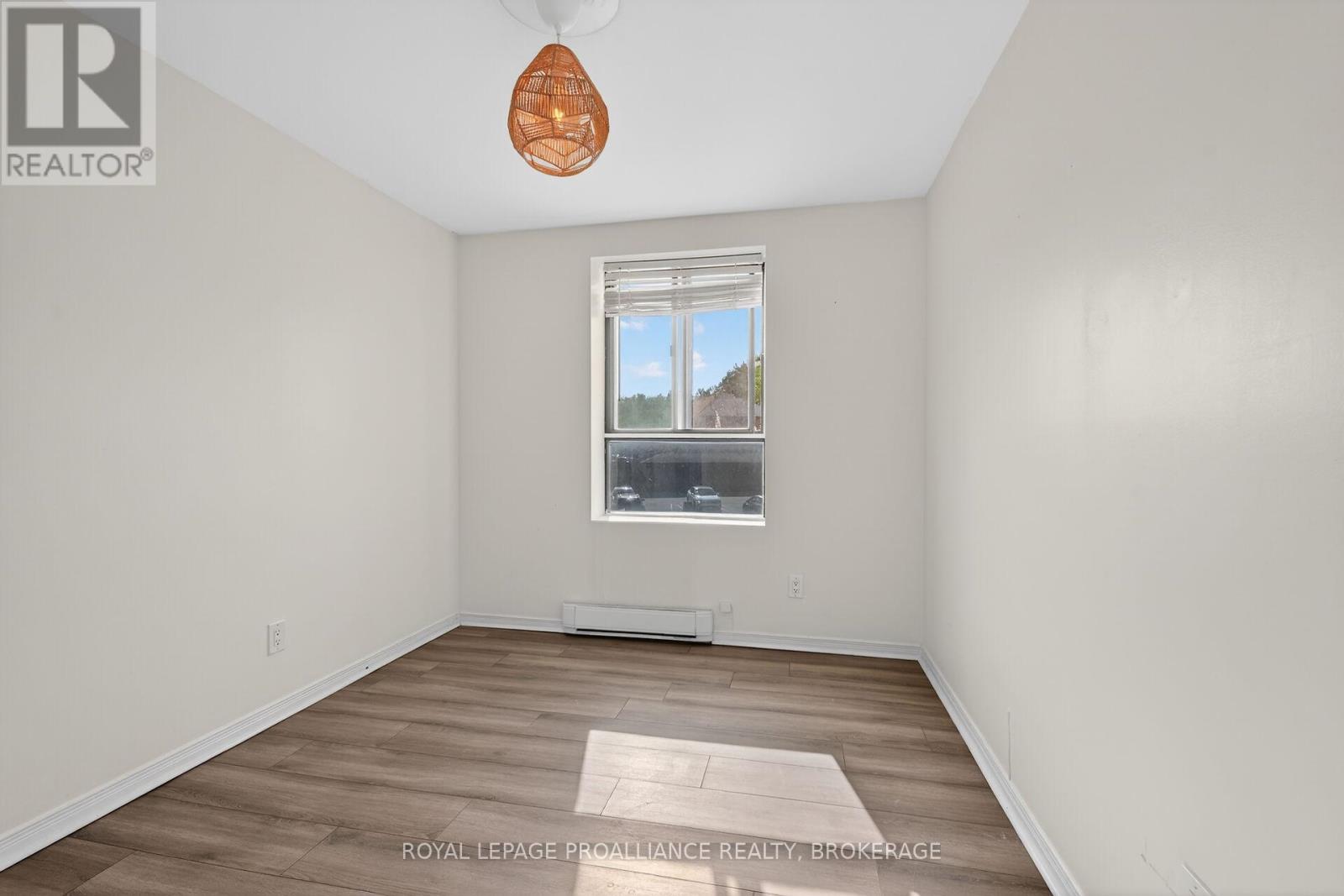 #206 17 ELDON HALL PLACE - 17