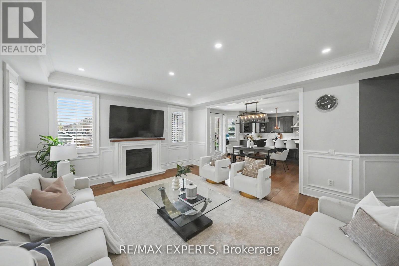 74 DUNROBIN CRESCENT - 19