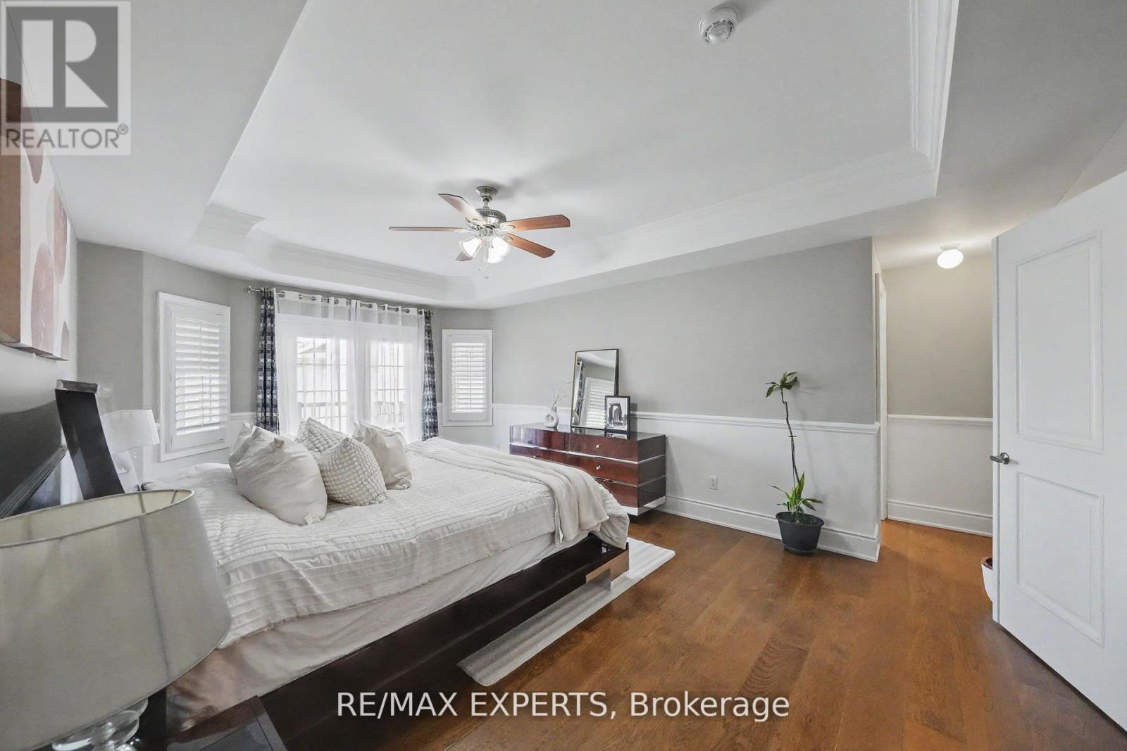 74 DUNROBIN CRESCENT - 32