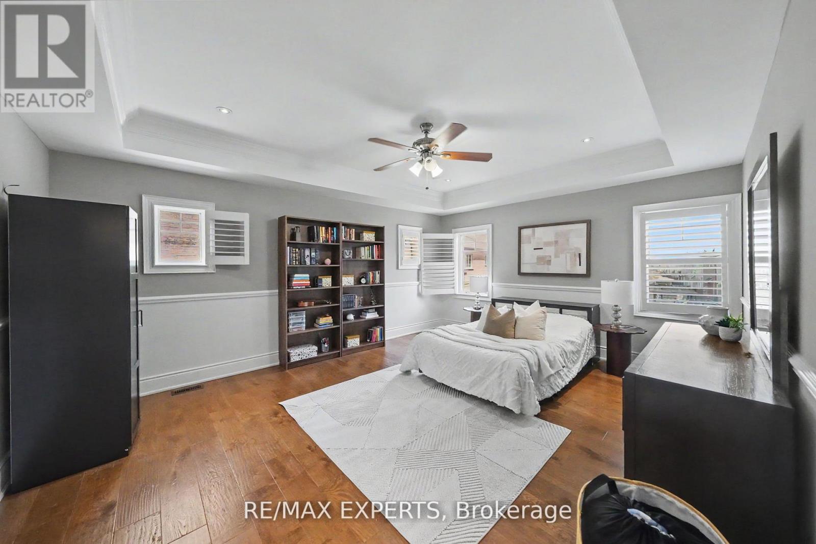 74 DUNROBIN CRESCENT - 33