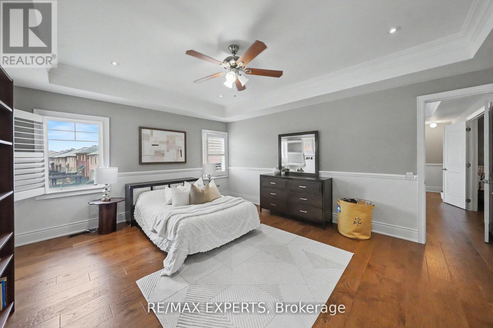 74 DUNROBIN CRESCENT - 34