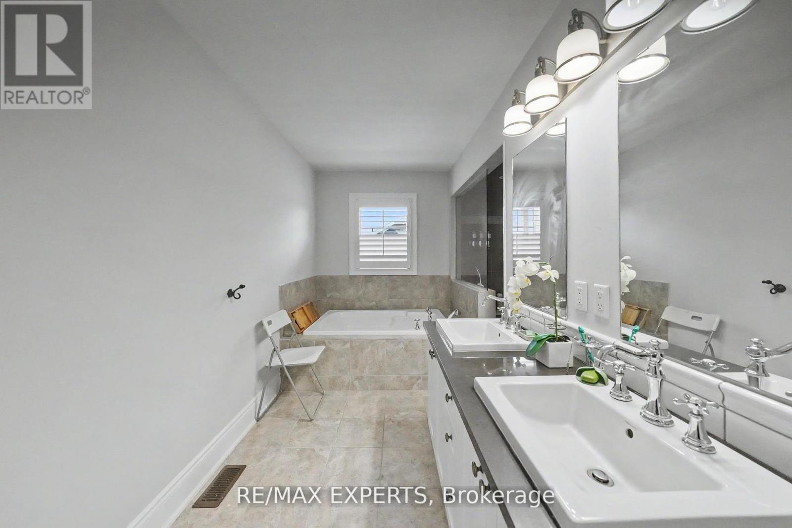 74 DUNROBIN CRESCENT - 37