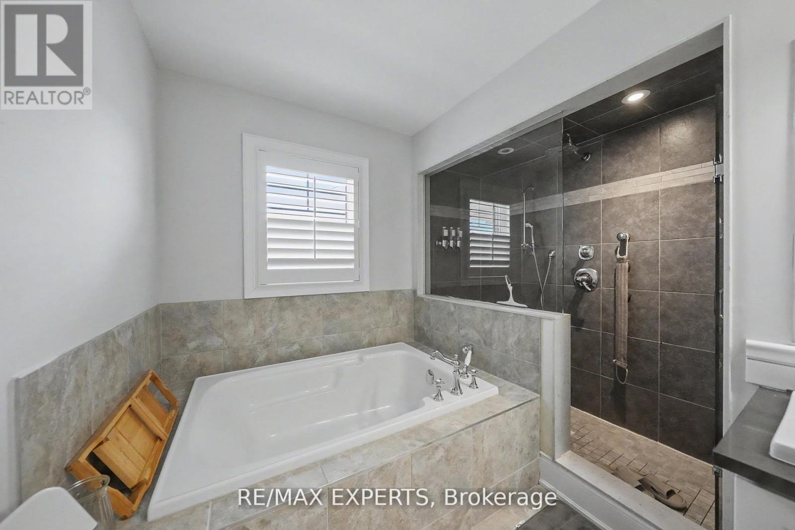 74 DUNROBIN CRESCENT - 38