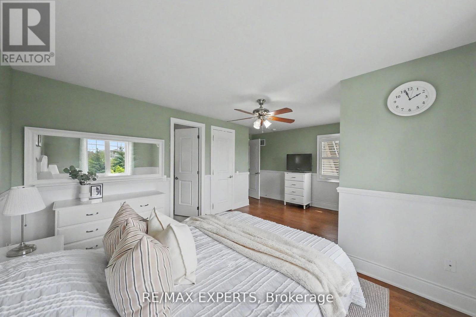 74 DUNROBIN CRESCENT - 44