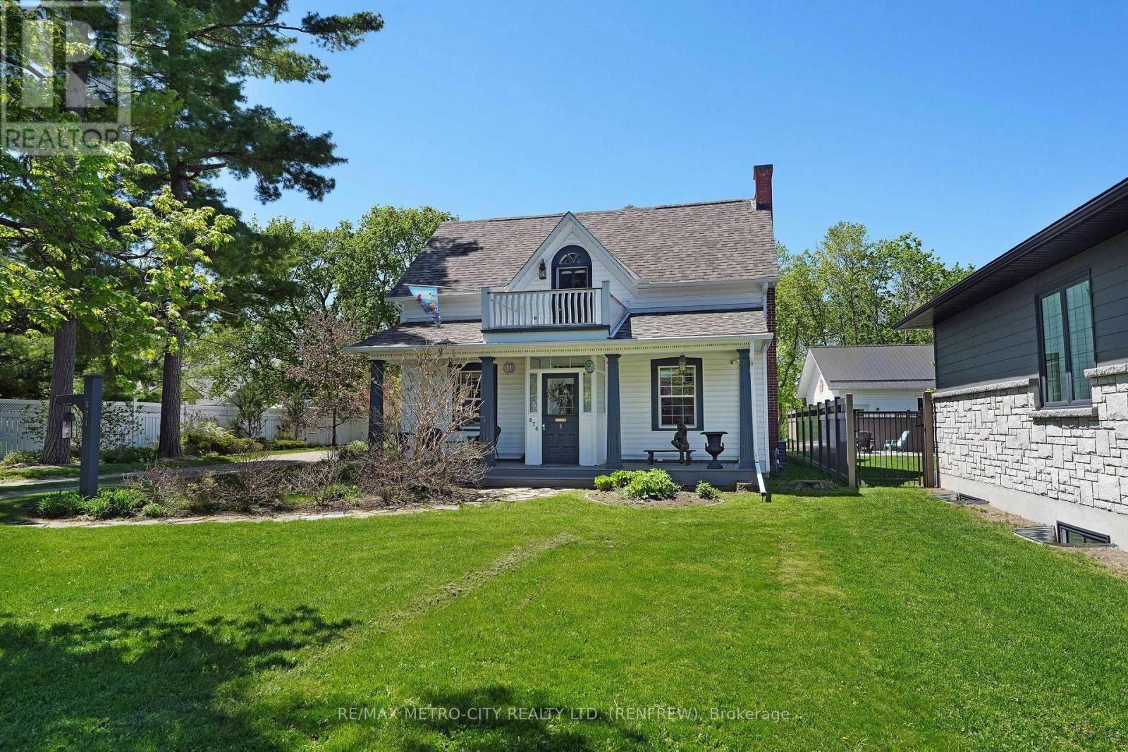 674 RAGLAN STREET S - 3