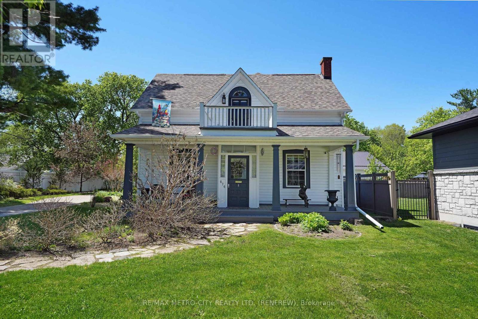 674 RAGLAN STREET S - 1