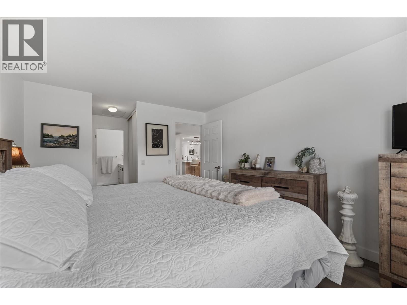 #3 1874 Parkview Crescent - 20