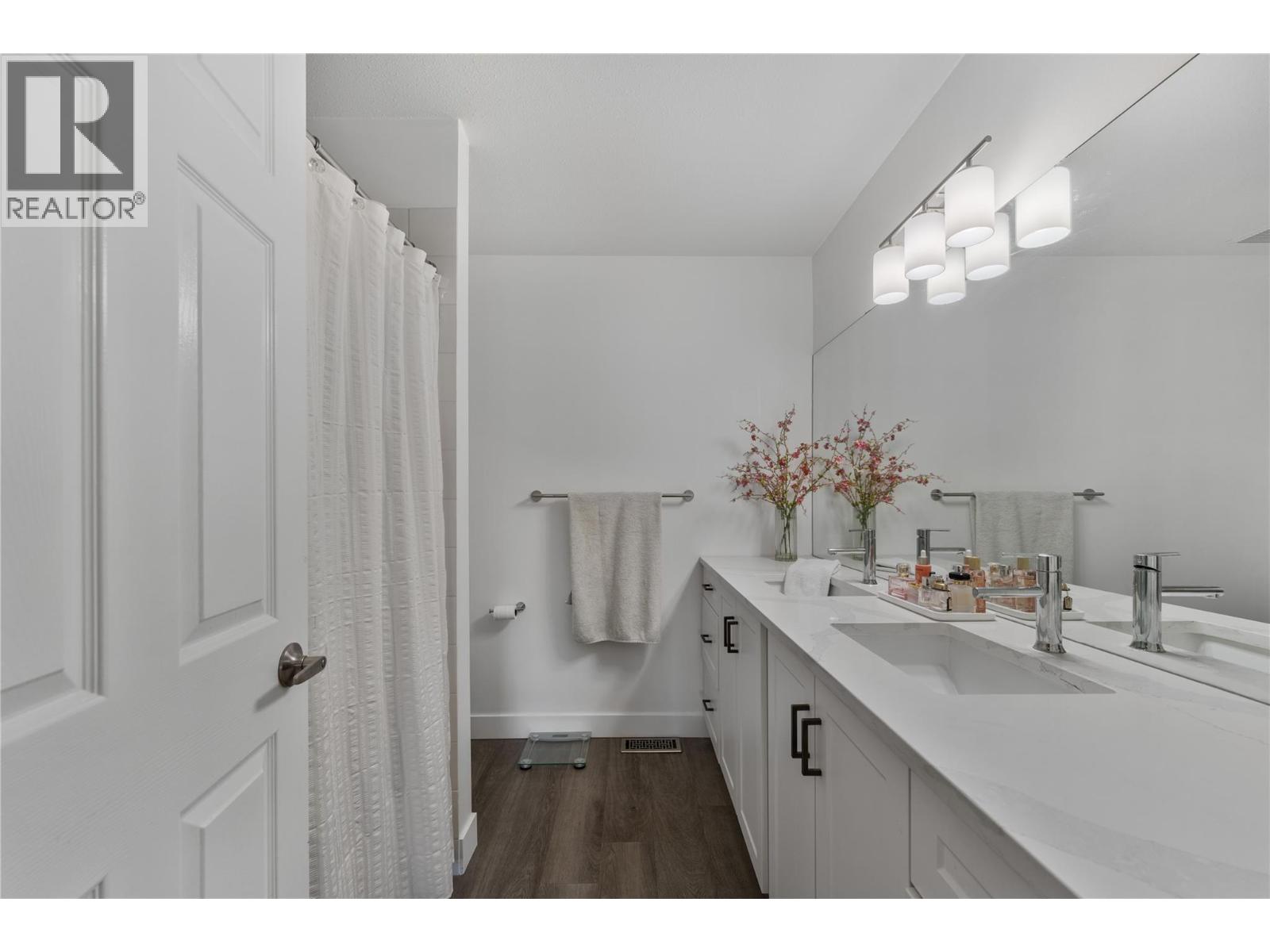 #3 1874 Parkview Crescent - 22