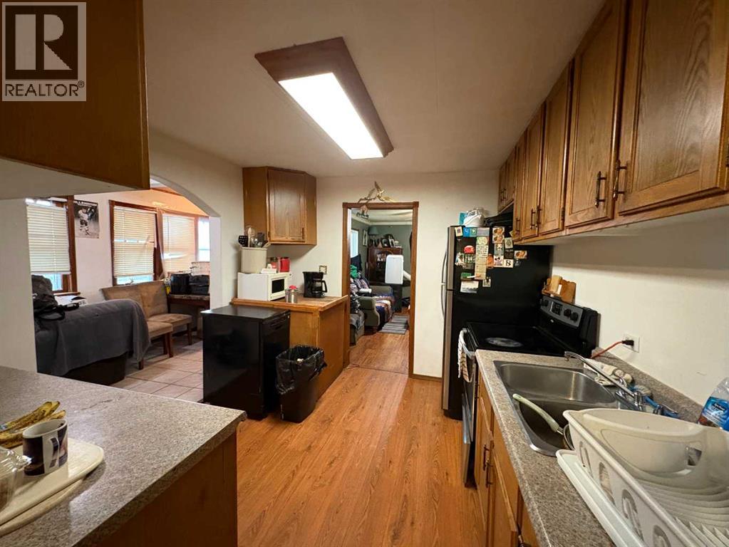 4716 48 Avenue - 10