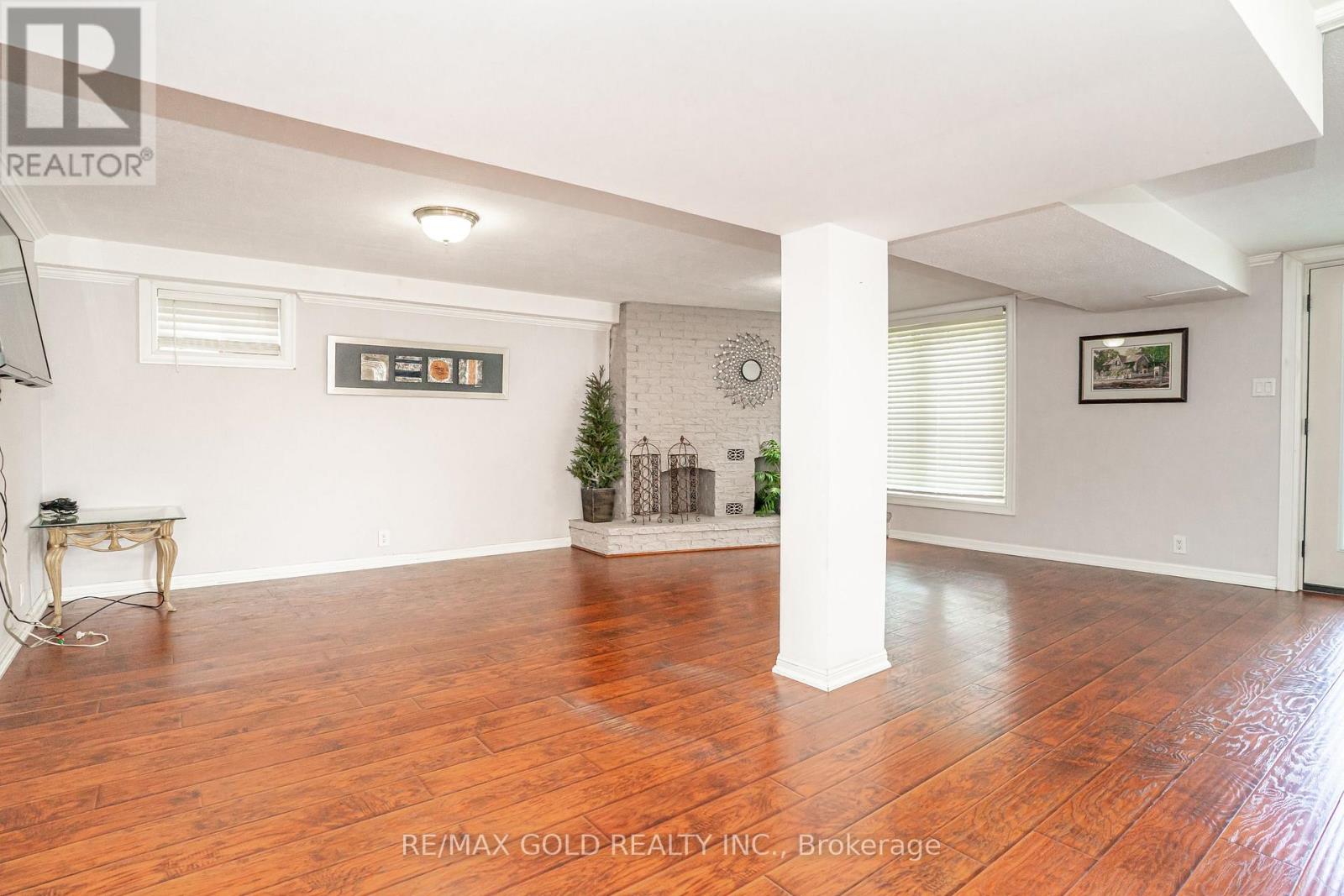23 DUNSTER CRESCENT - 26