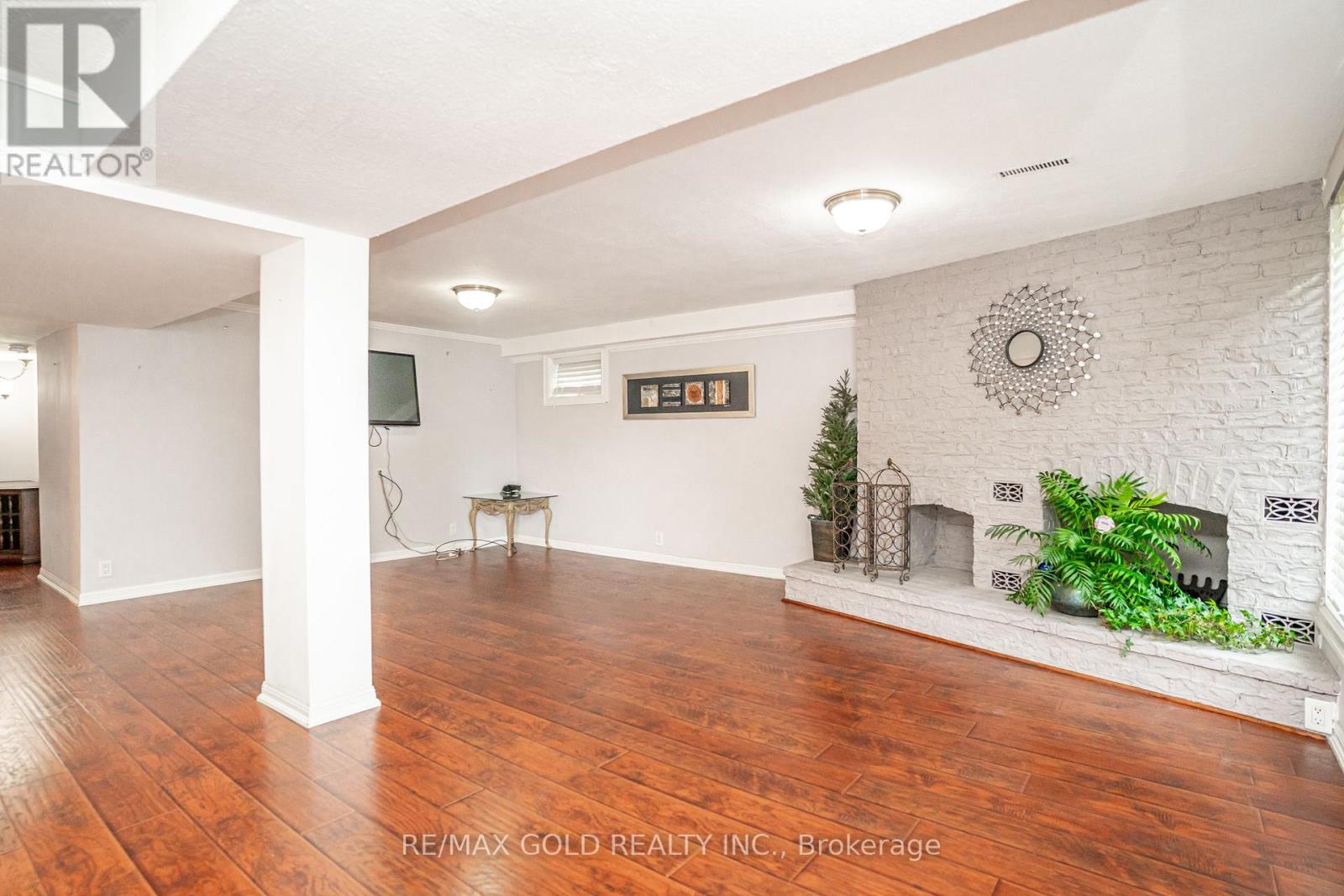 23 DUNSTER CRESCENT - 27