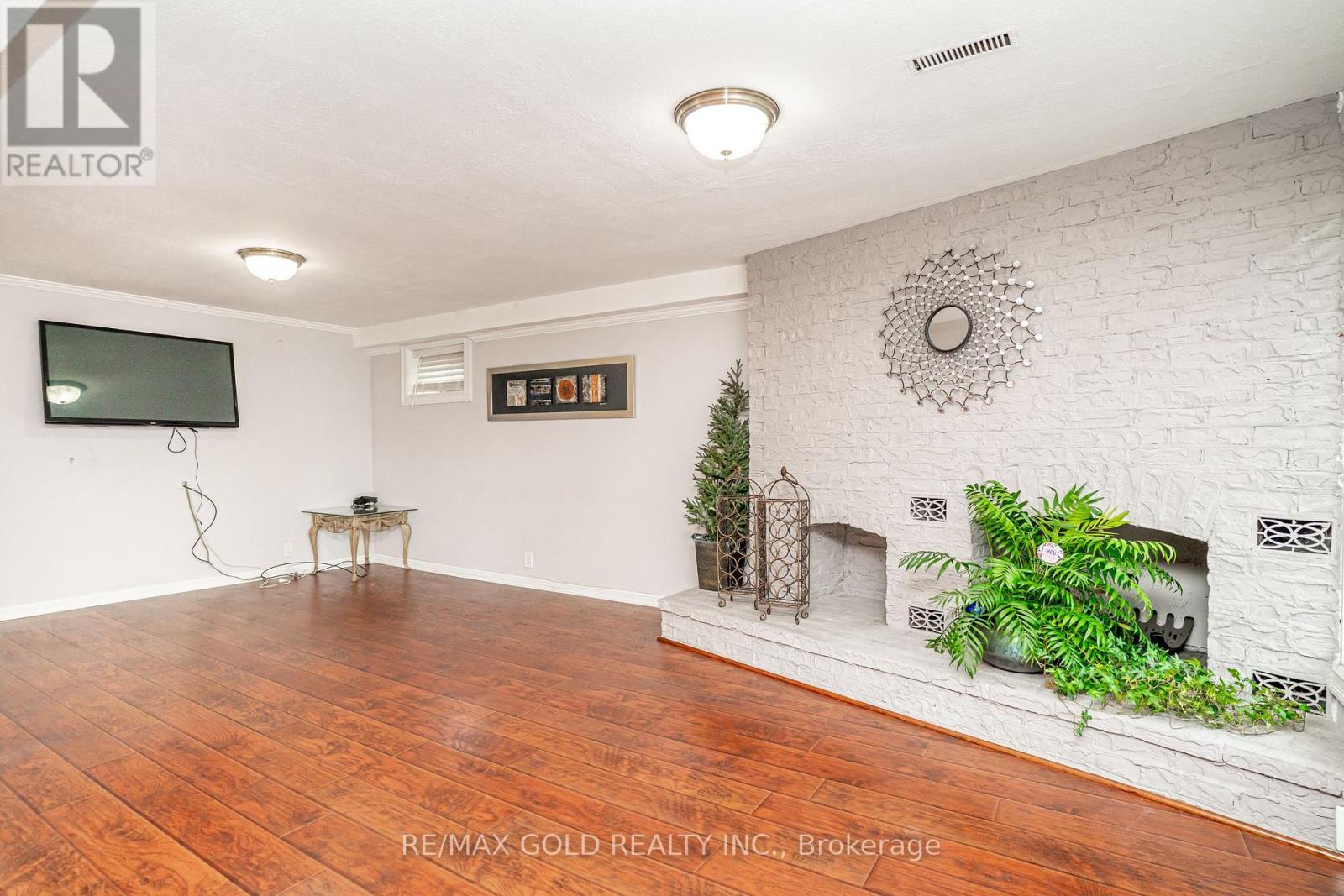 23 DUNSTER CRESCENT - 28
