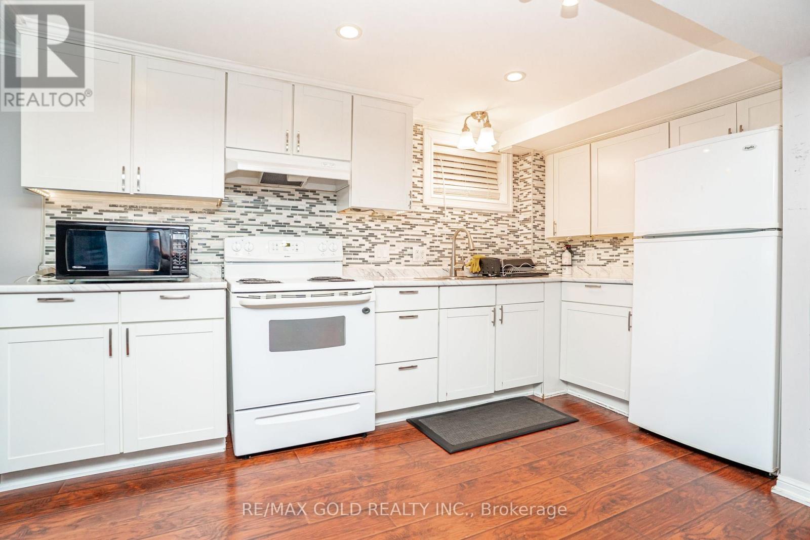 23 DUNSTER CRESCENT - 32