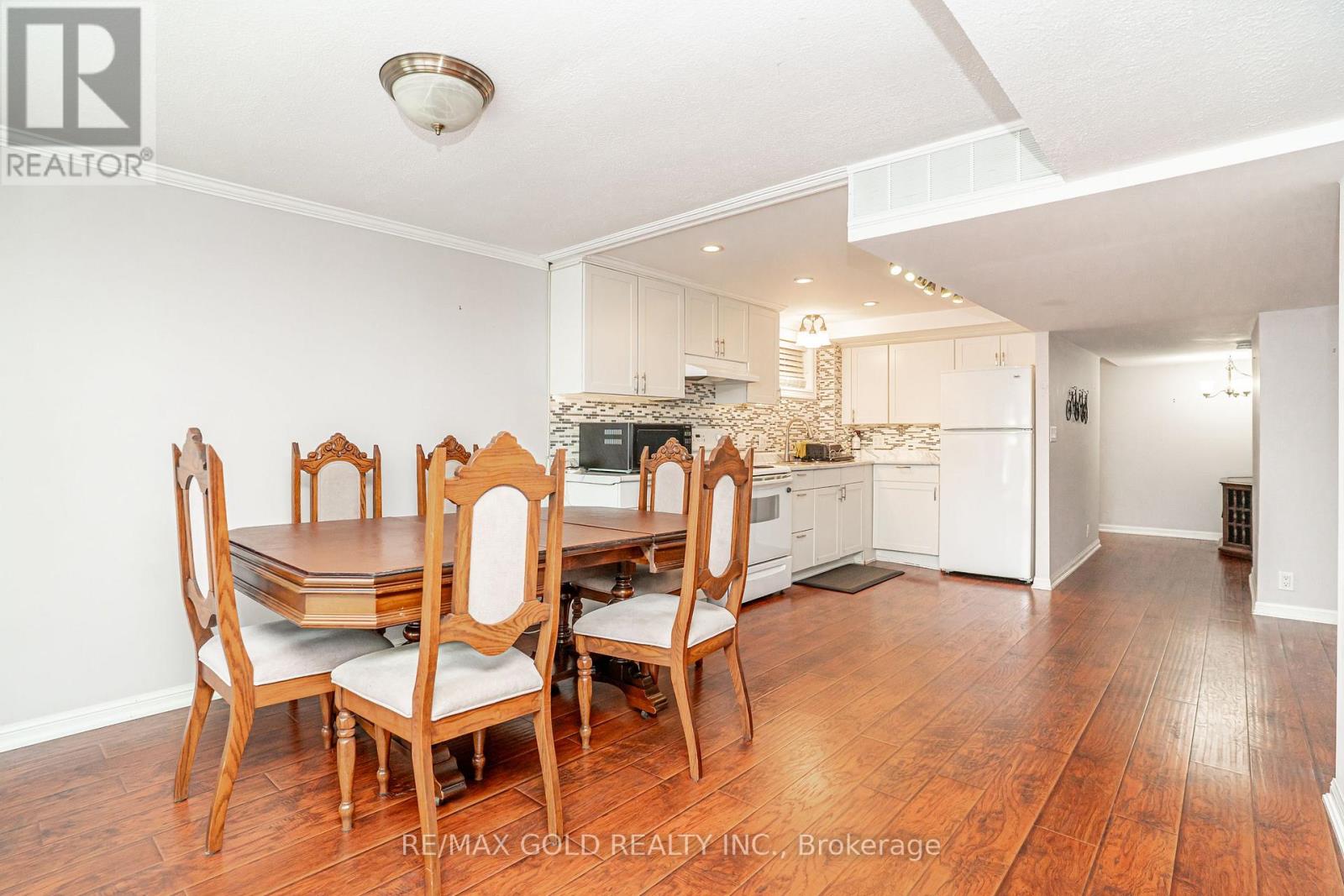 23 DUNSTER CRESCENT - 34