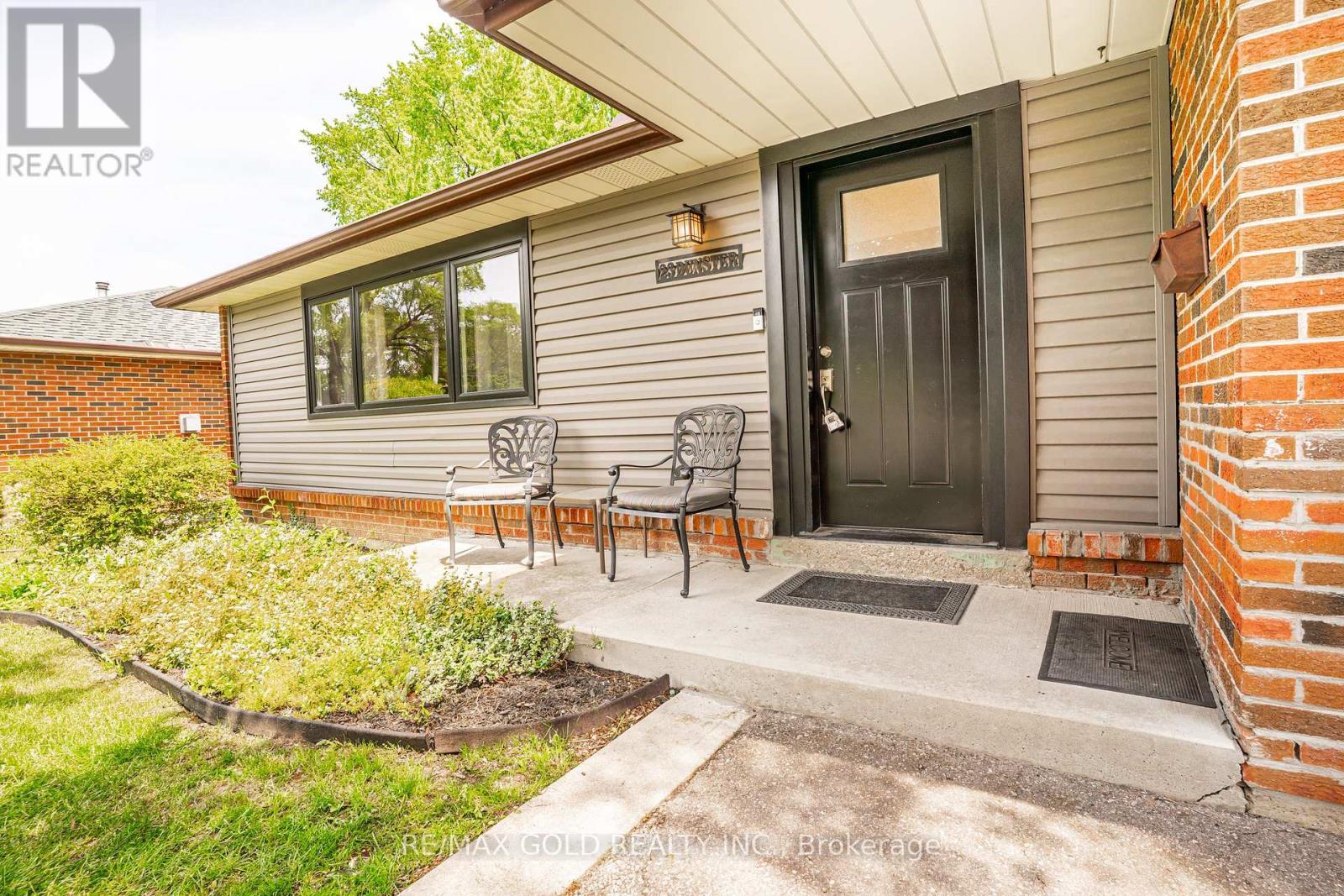 23 DUNSTER CRESCENT - 4