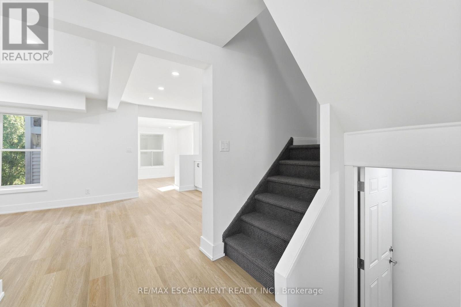 968 MAIN STREET E - 14