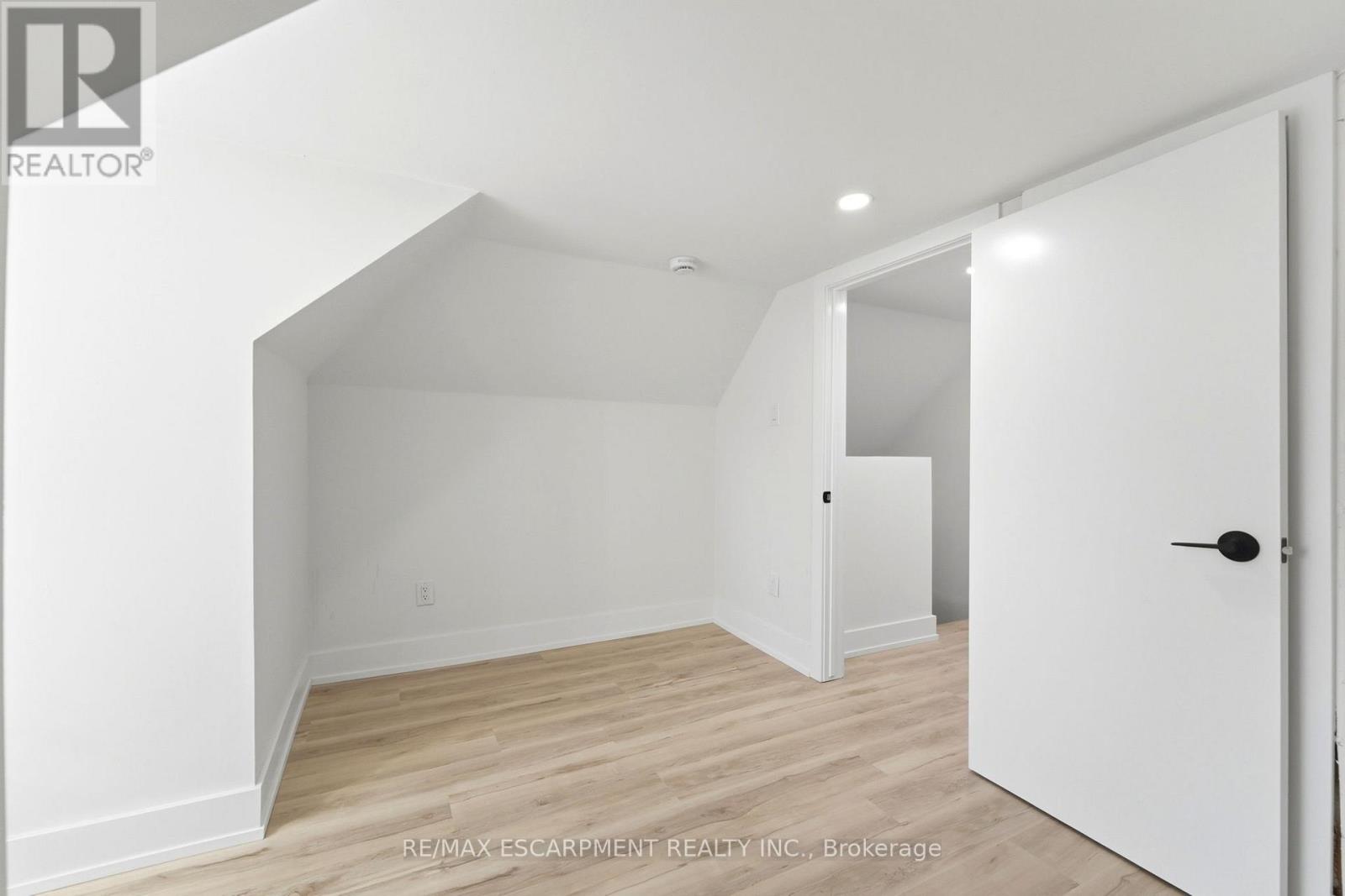 968 MAIN STREET E - 31