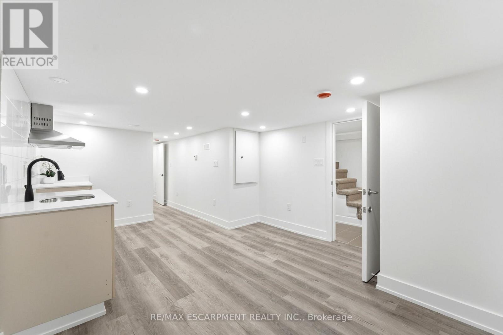 968 MAIN STREET E - 33