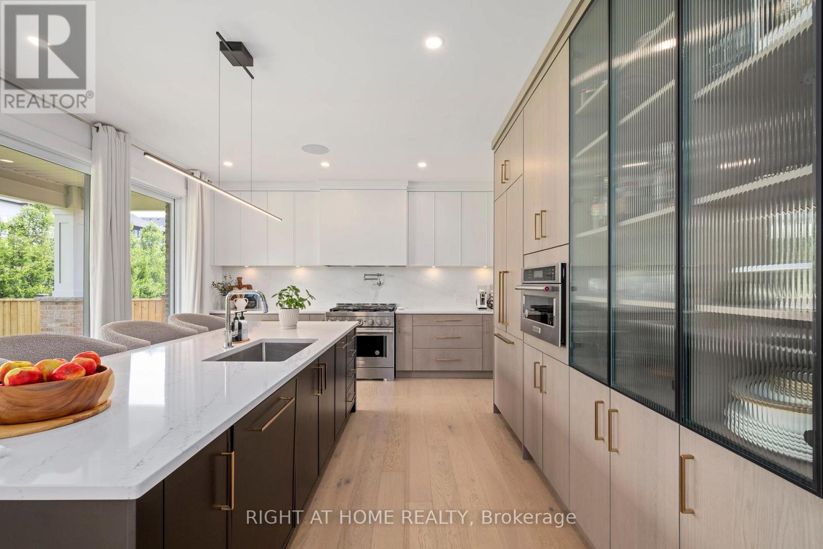 372 MANHATTAN DRIVE - 13