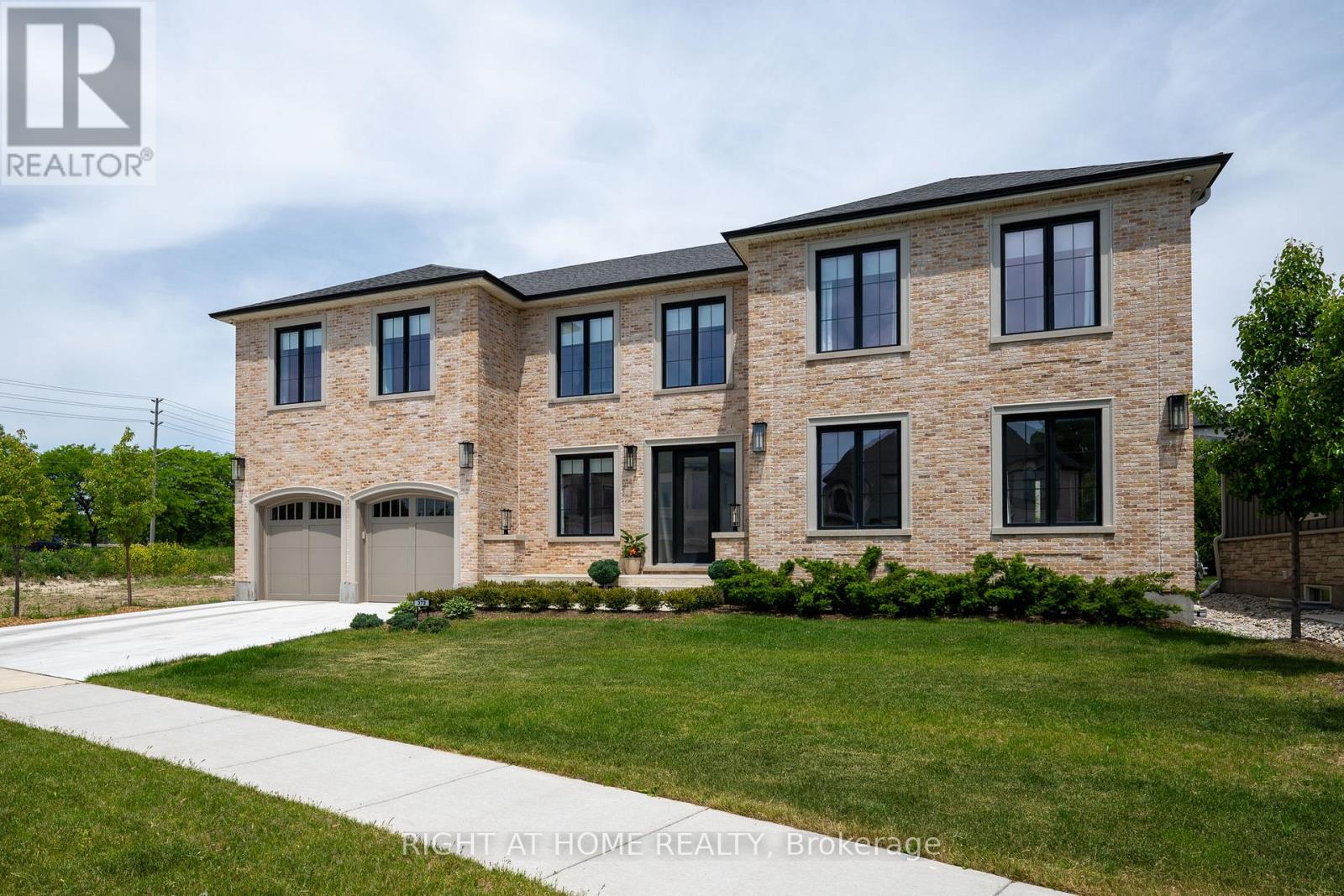 372 MANHATTAN DRIVE - Image 2