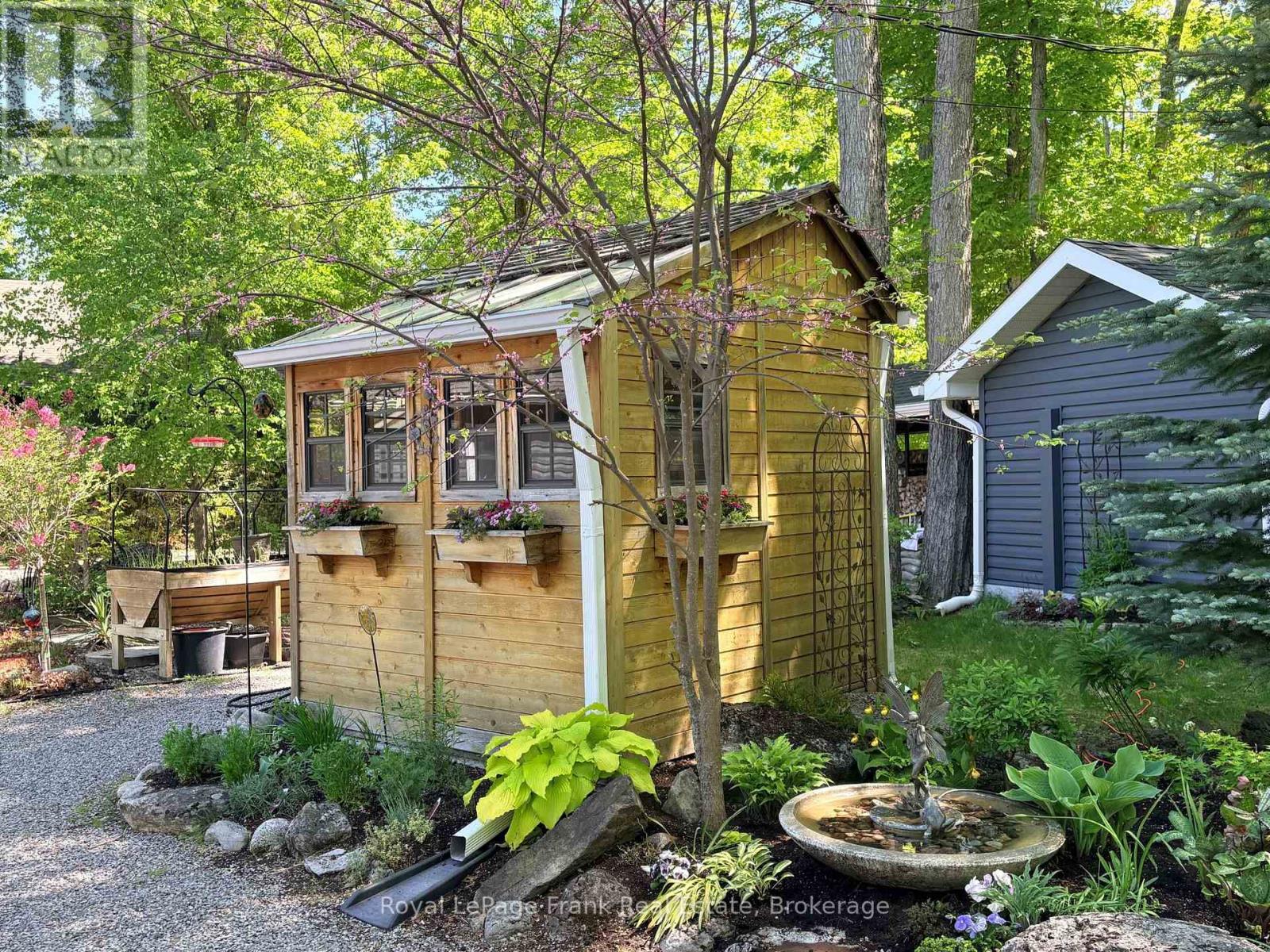 944 BIRCHCLIFF DRIVE - 41