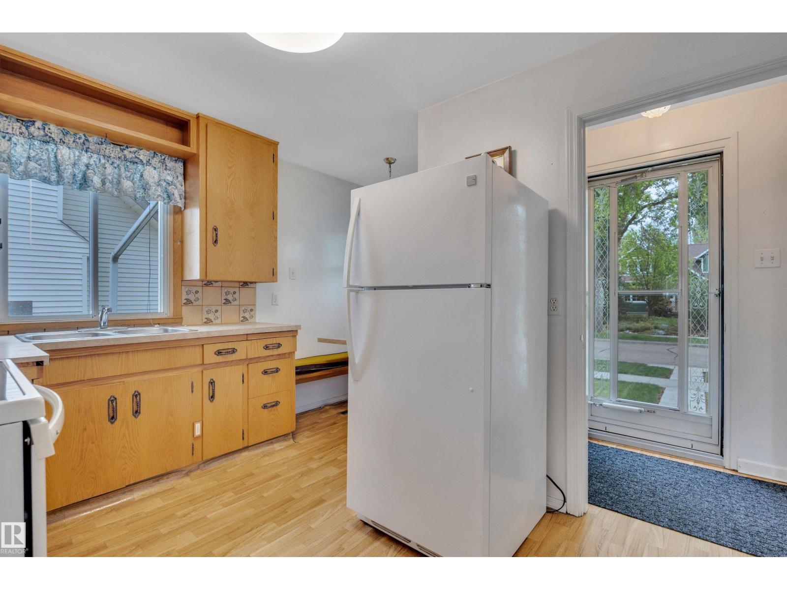 9546 91 ST NW - 11