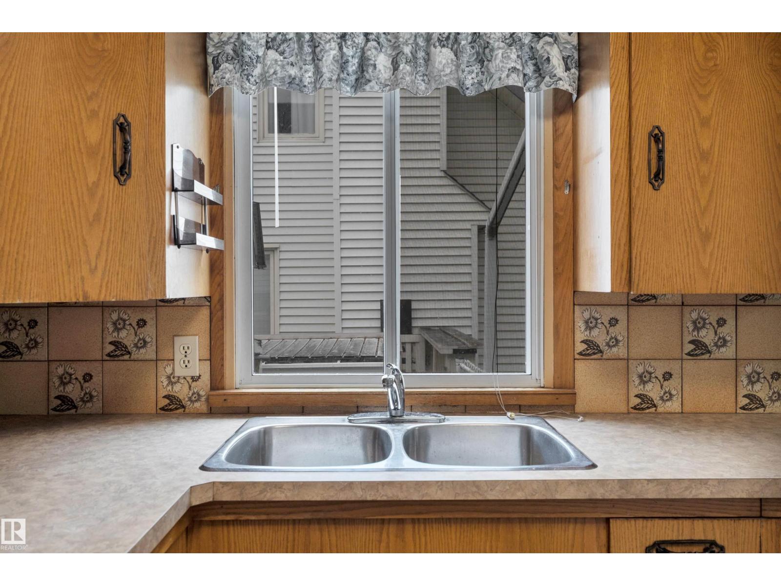 9546 91 ST NW - 13