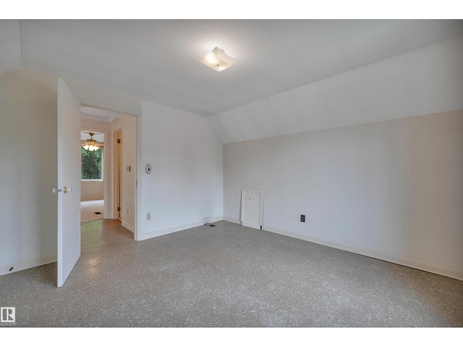 9546 91 ST NW - 32