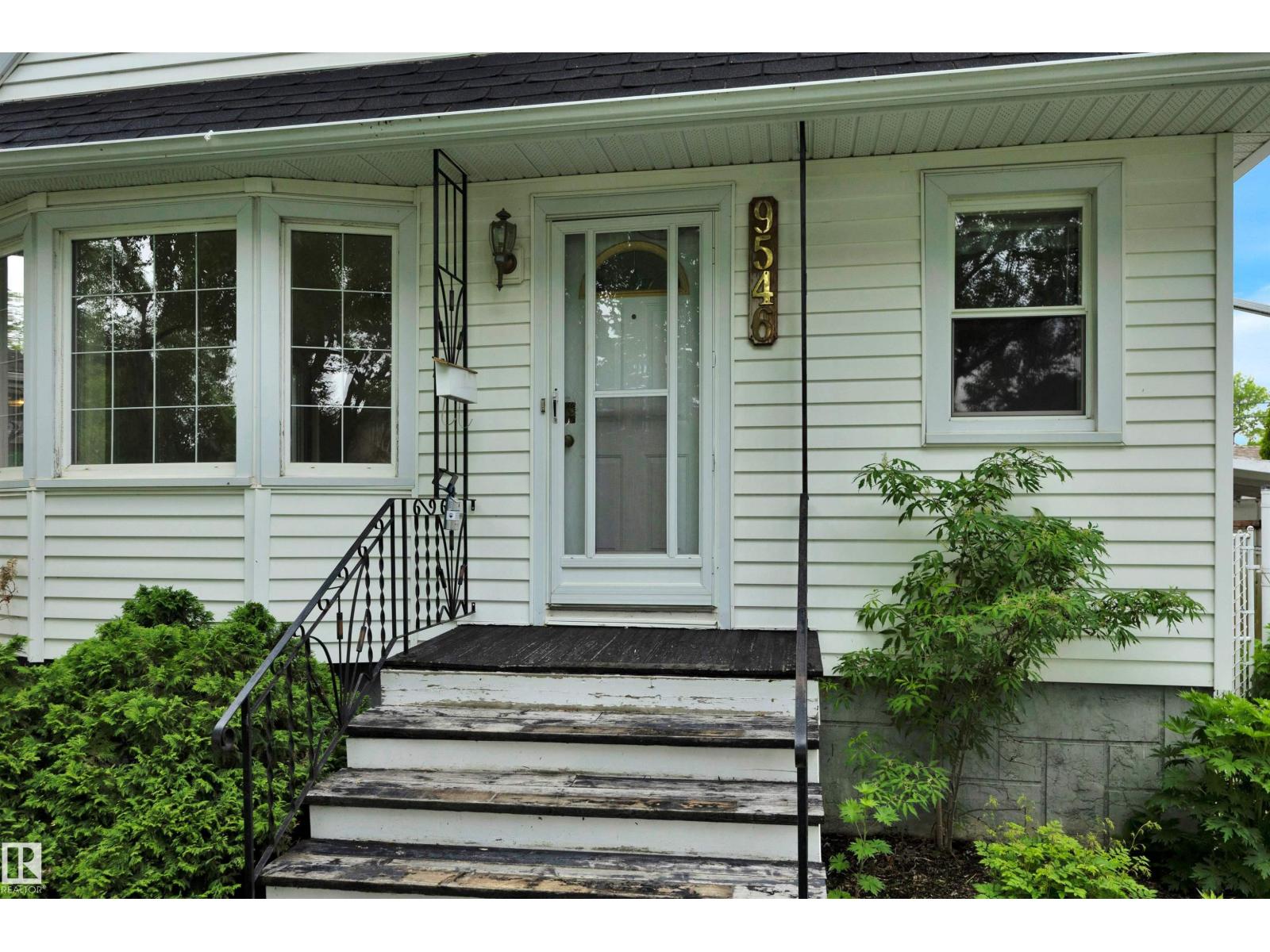 9546 91 ST NW - 4