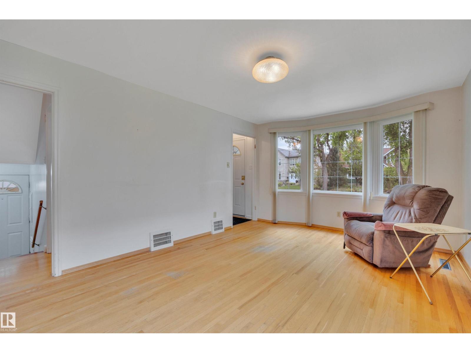 9546 91 ST NW - 8