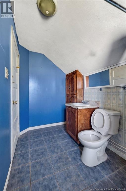 292 Botsford Street - 35